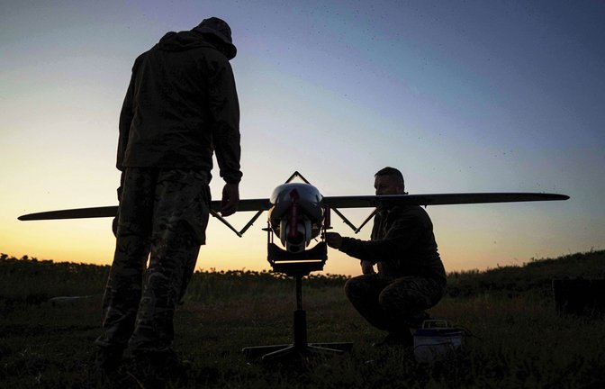 Ukrainische Soldaten bereiten eine Drohne für einen Angriff auf russische Stellungen vor. Im fernen Alaska soll am Freitag über ein Ende der Kriegshandlungen gesprochen werden.<span class='image-autor'>Foto: Evgeniy Maloletka/AP/dpa</span>
