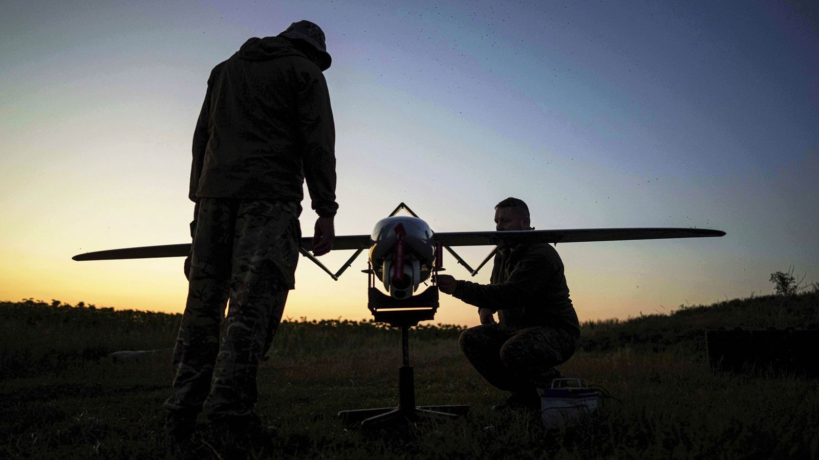 Ukrainische Soldaten bereiten eine Drohne für einen Angriff auf russische Stellungen vor. Im fernen Alaska soll am Freitag über ein Ende der Kriegshandlungen gesprochen werden.Foto: Evgeniy Maloletka/AP/dpa Ukrainische Soldaten bereiten eine Drohne für einen Angriff auf russische Stellungen vor. Im fernen Alaska soll am Freitag über ein Ende der Kriegshandlungen gesprochen werden.Foto: Evgeniy Maloletka/AP/dpa