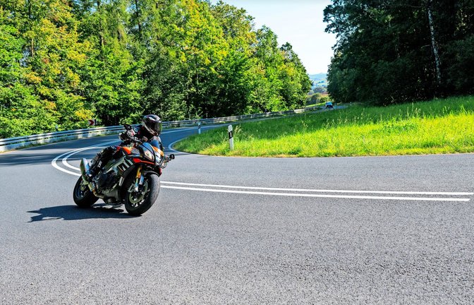 Ein Motorradfahrer wurde bei dem Unfall bei Ehingen schwer verletzt. (Symbolbild)<span class='image-autor'>Foto: picture alliance/dpa</span>