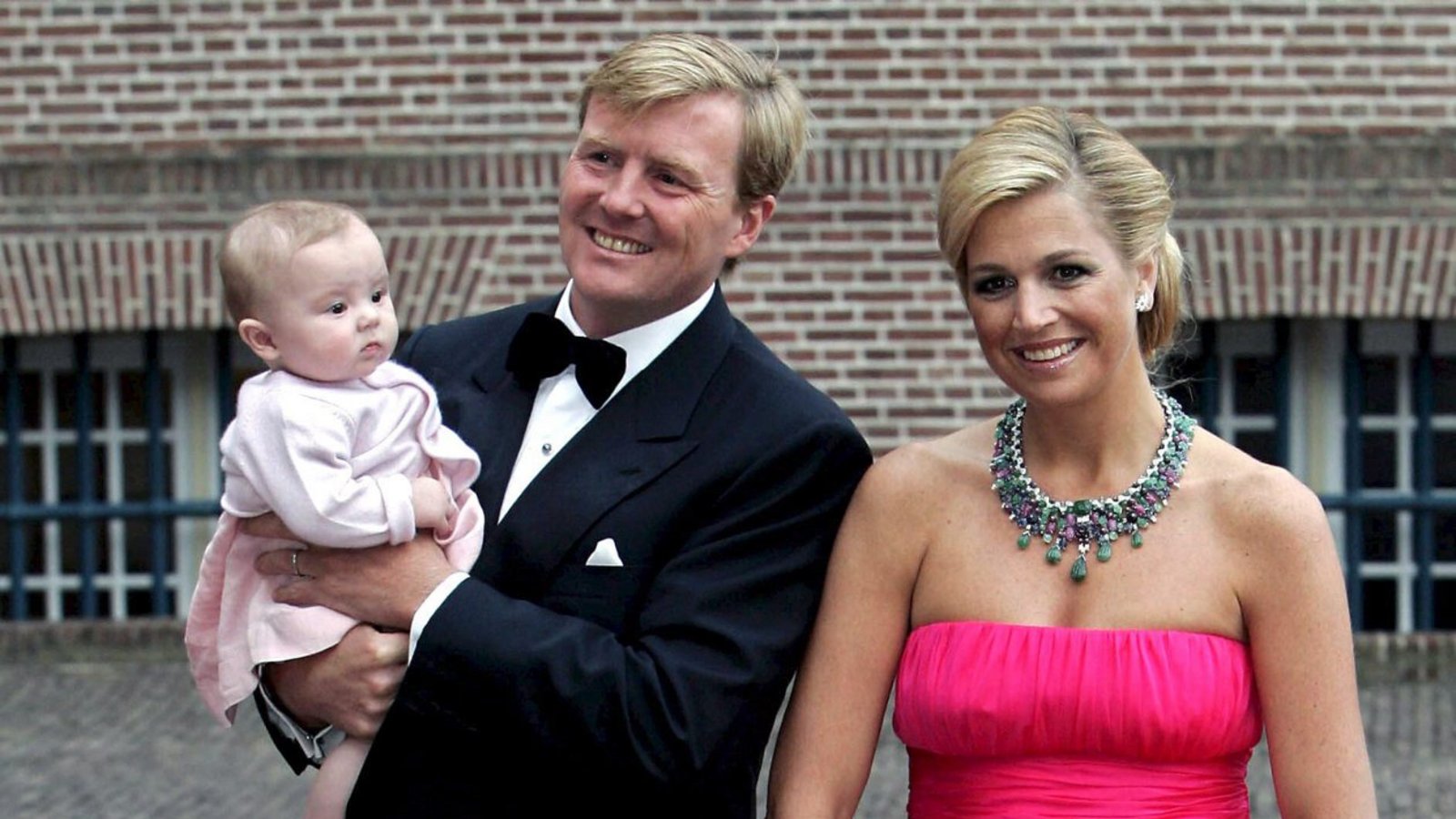 Dieses Foto von 2007 zeigt den niederländischen Kronprinz Willem-Alexander beim offiziellen Familienfoto mit seiner Gattin Prinzessin Maxima und den Töchtern Ariane, Alexia und Amalia (v.l.).Foto: picture-alliance/ dpa | epa anp MArcel Antonisse