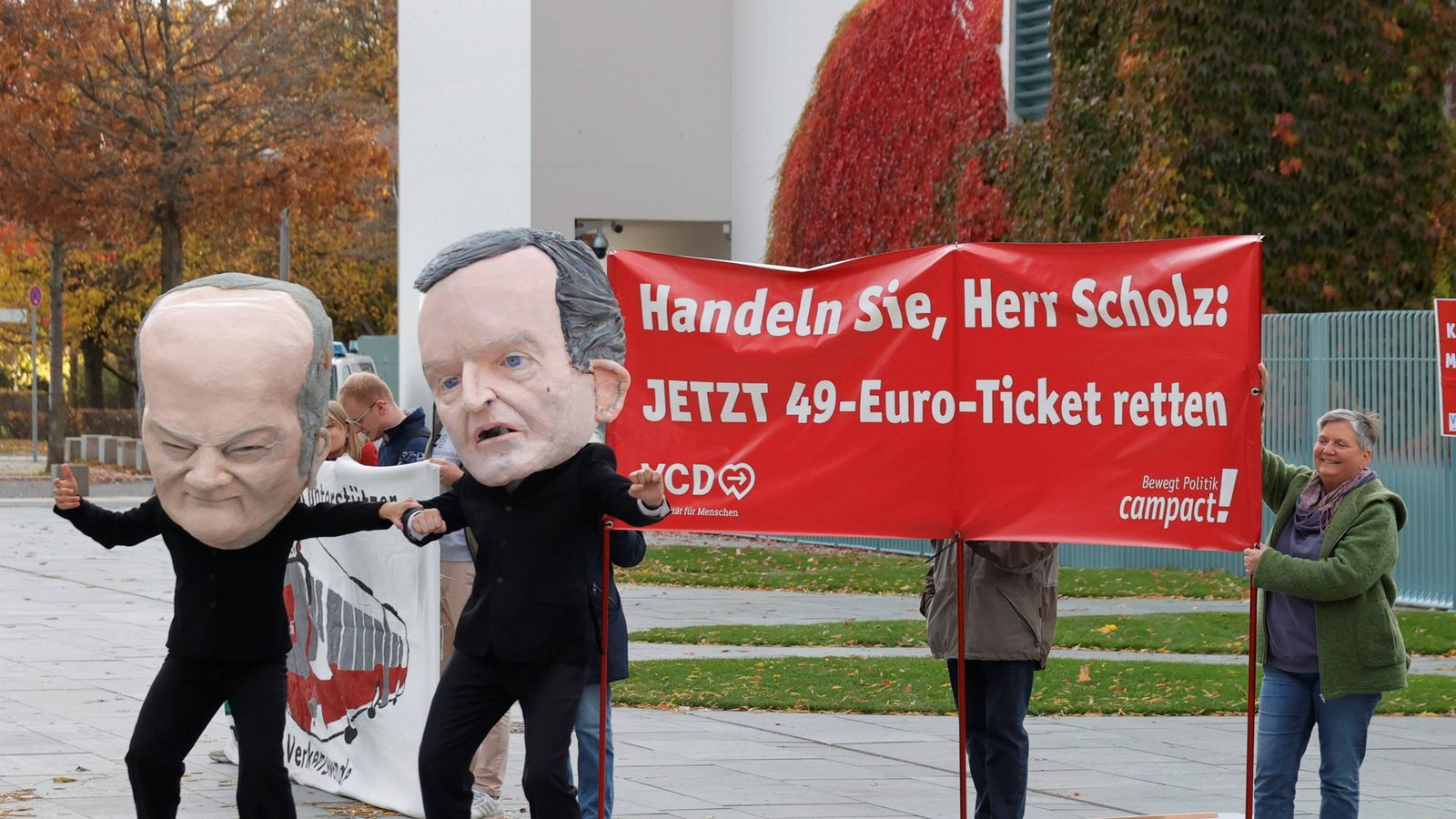 Proteste vor dem Kanzleramt: Geht es mit dem Deutschlandticket weiter?Foto: imago//M. Popow