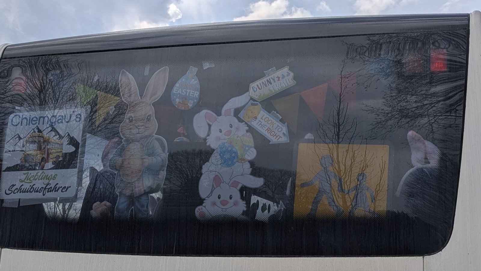 Auch von hinten ist der Osterbus nicht zu übersehen.Foto: Privat Auch von hinten ist der Osterbus nicht zu übersehen.Foto: Privat