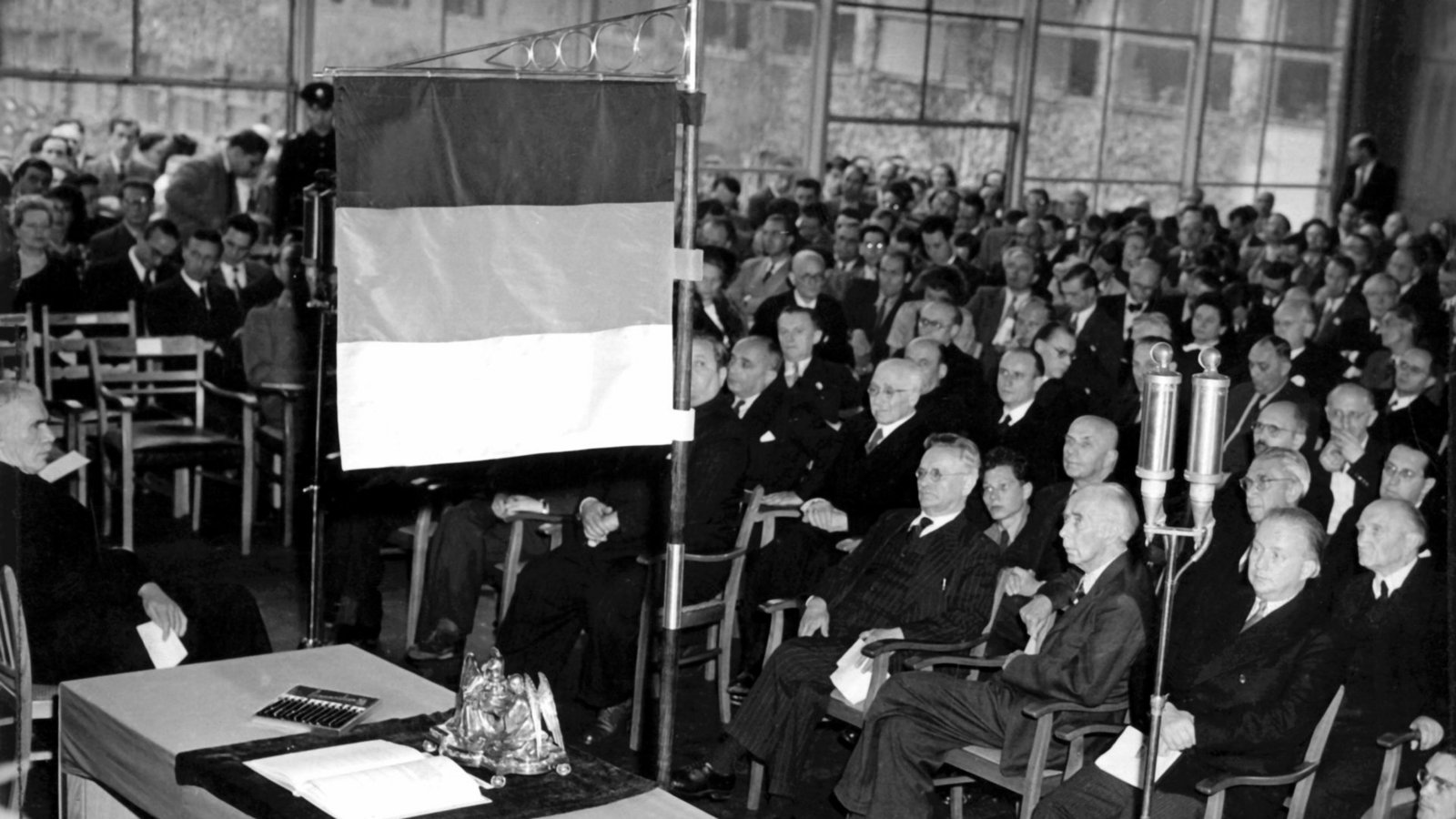 Das Grundgesetz auf dem Tisch unter der deutschen Fahne – 75 Jahre ist das nun her.Foto: dpa/dpa