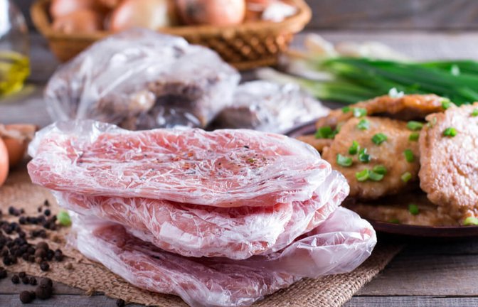 So braten Sie gefrorenes Fleisch richtig. Erfahren Sie, worauf Sie beim Auftauen und Braten von gefrorenem Fleisch achten müssen.<span class='image-autor'>Foto: Ahanov Michael / Shutterstock.com</span>