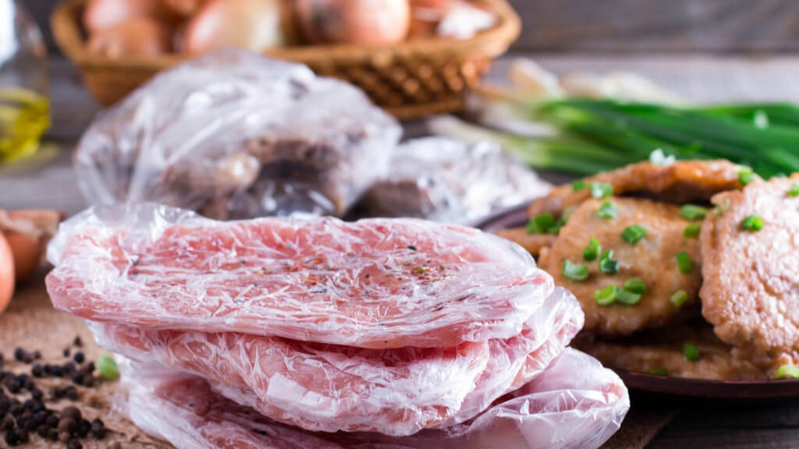 So braten Sie gefrorenes Fleisch richtig. Erfahren Sie, worauf Sie beim Auftauen und Braten von gefrorenem Fleisch achten müssen.Foto: Ahanov Michael / Shutterstock.com So braten Sie gefrorenes Fleisch richtig. Erfahren Sie, worauf Sie beim Auftauen und Braten von gefrorenem Fleisch achten müssen.Foto: Ahanov Michael / Shutterstock.com