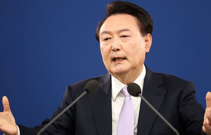 Dem inzwischen suspendierten Präsidenten Yoon Suk Yeol droht eine Haftstrafe. (Archivbild)<span class='image-autor'>Foto: AFP/KIM HONG-JI</span>