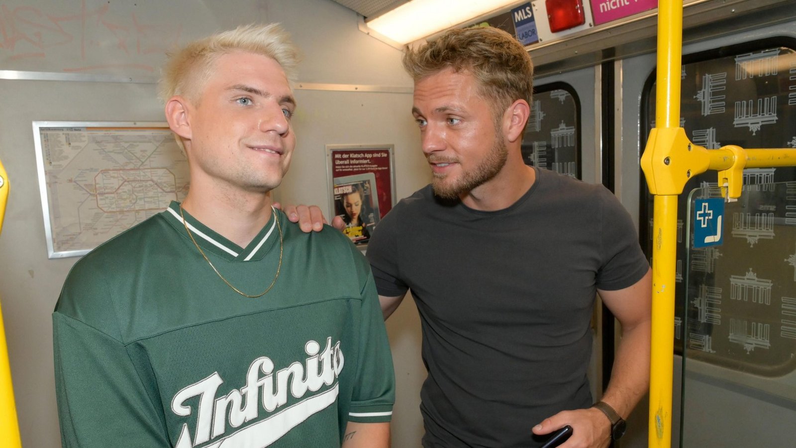 Moritz (Lennart Borchert, l.) merkt im Gespräch mit Paul (Niklas Osterloh) nicht, dass er von Schlägertypen ins Visier genommen wird.Foto: RTL / Rolf Baumgartner Moritz (Lennart Borchert, l.) merkt im Gespräch mit Paul (Niklas Osterloh) nicht, dass er von Schlägertypen ins Visier genommen wird.Foto: RTL / Rolf Baumgartner