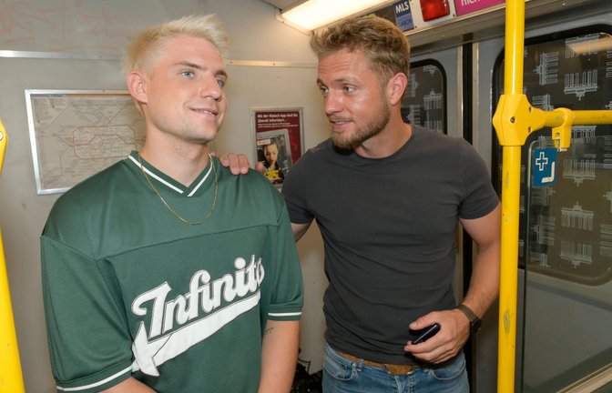 Moritz (Lennart Borchert, l.) merkt im Gespräch mit Paul (Niklas Osterloh) nicht, dass er von Schlägertypen ins Visier genommen wird.<span class='image-autor'>Foto: RTL / Rolf Baumgartner</span>