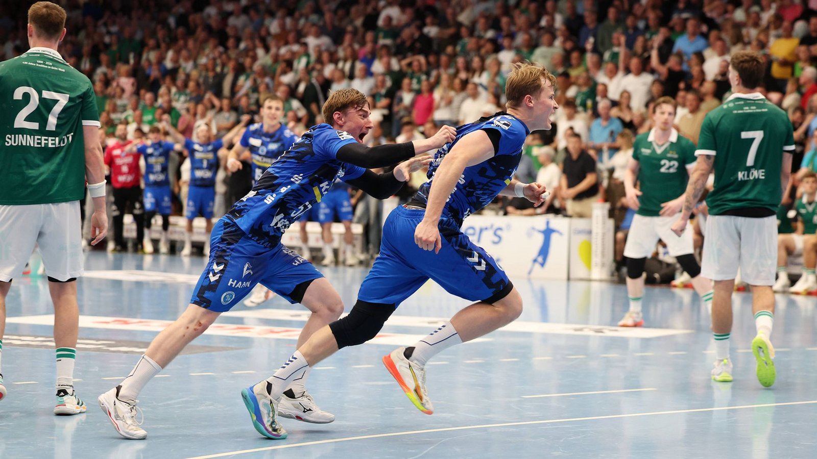 Ab geht’s zum Jubeln in die TVB-Fankurve: Jakob Nigg (li.) und Siegtorschütze Linus Schmid.Foto: Pressefoto Baumann