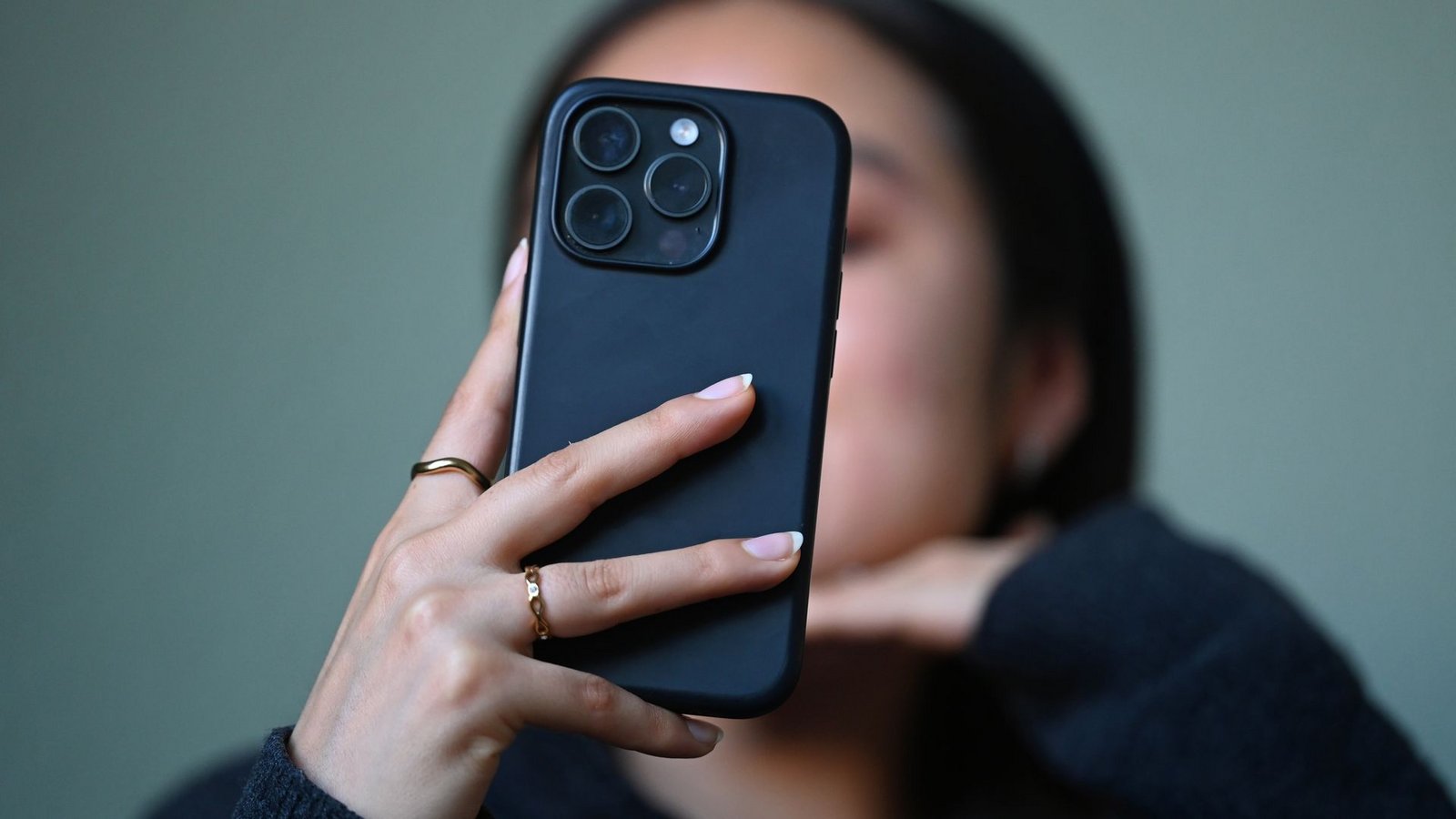 Der Griff zum Handy ist alltäglich geworden.Foto: Elisa Schu/dpa