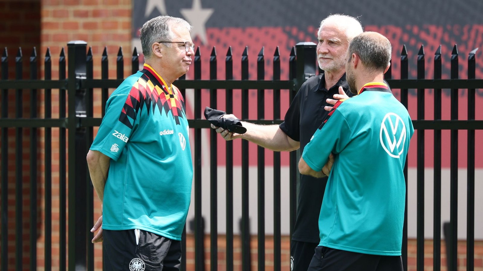 DFB-Geschäftsführer Andreas Rettig und Rudi Völler haben beim Training viel zu bereden.Foto: Christian Charisius/dpa