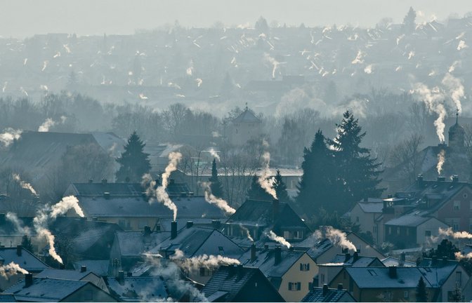 Feinstaub besteht  aus einem Gemisch fester und flüssiger Partikel und entsteht etwa durch den Betrieb von Autos, Heizungen in Wohnhäusern oder der Industrie, etwa bei der Metall- und Stahlerzeugung.<span class='image-autor'>Foto: dpa/Armin Weigel</span>