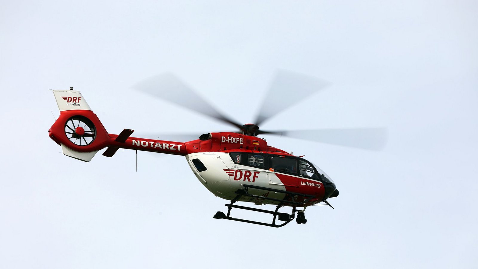 Auch ein Rettungshubschrauber ist im Einsatz. (Symbolbild)Foto: dpa/Jan Woitas