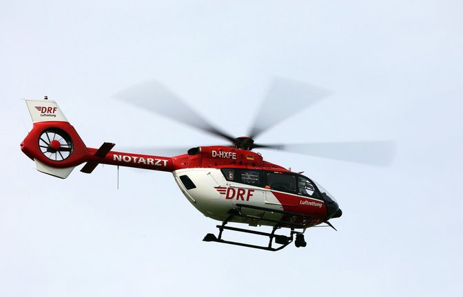 Auch ein Rettungshubschrauber ist im Einsatz. (Symbolbild)<span class='image-autor'>Foto: dpa/Jan Woitas</span>