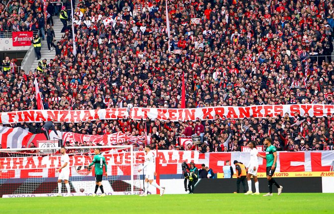 In den Bundesliga-Stadien reißt die Protestwelle gegen die DFL nicht ab – wie hier in Freiburg.<span class='image-autor'>Foto: imago/Jöran Steinsiek</span>