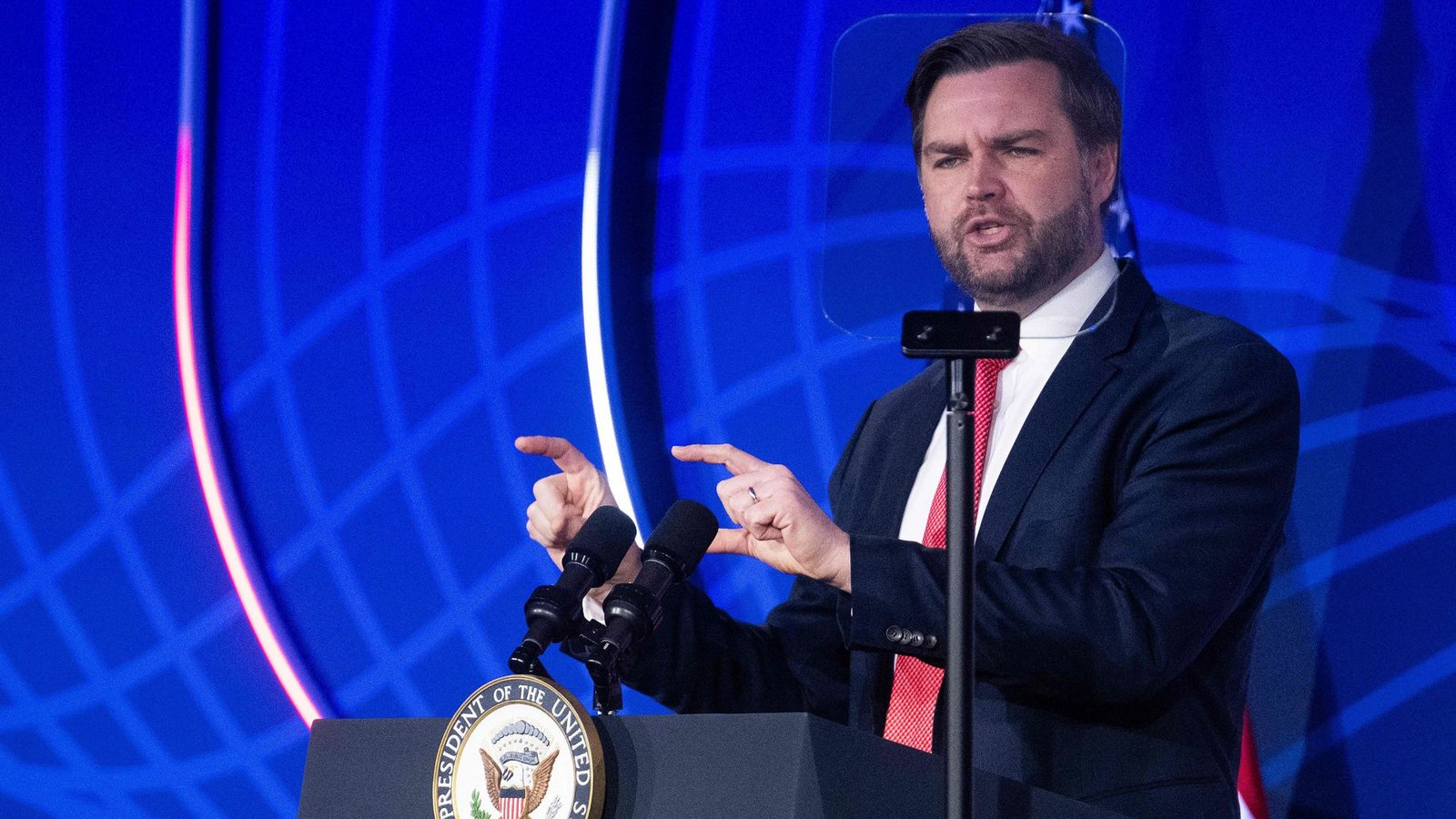 J.D. Vance schloss personelle Konsequenzen nach der Sicherheitspanne aus.Foto: AFP/JIM WATSON