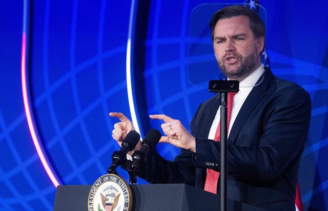 J.D. Vance schloss personelle Konsequenzen nach der Sicherheitspanne aus.<span class='image-autor'>Foto: AFP/JIM WATSON</span>