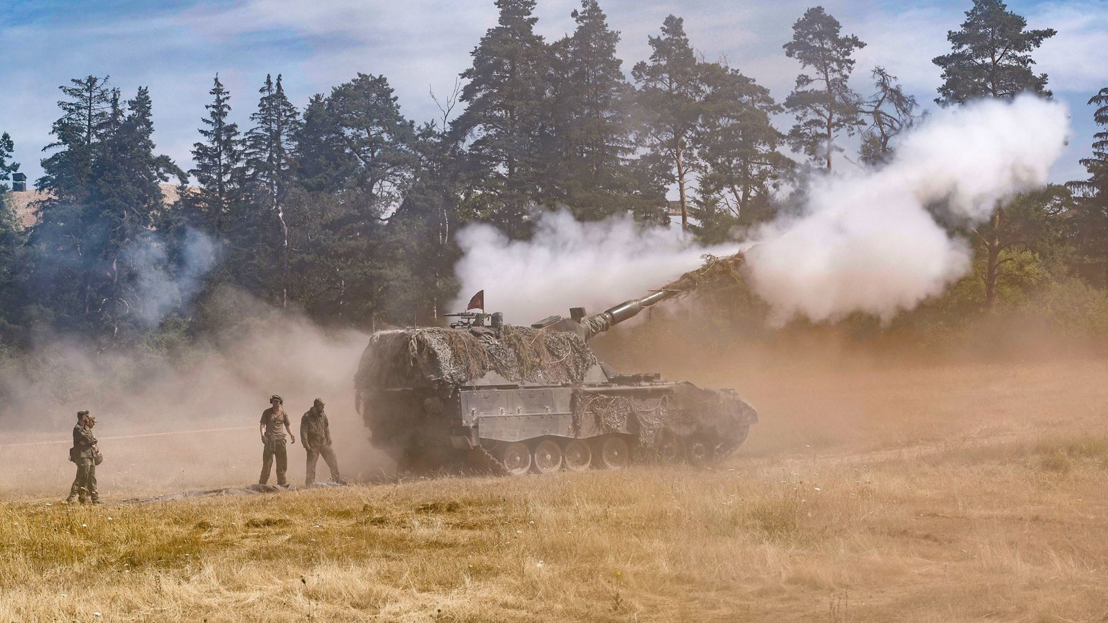 Panzerhaubitze 2000 bei einem Manöver: Mit dieser Waffe könnte die Ukraine auch Ziele in Russland treffen.Foto: dpa/Daniel Löb