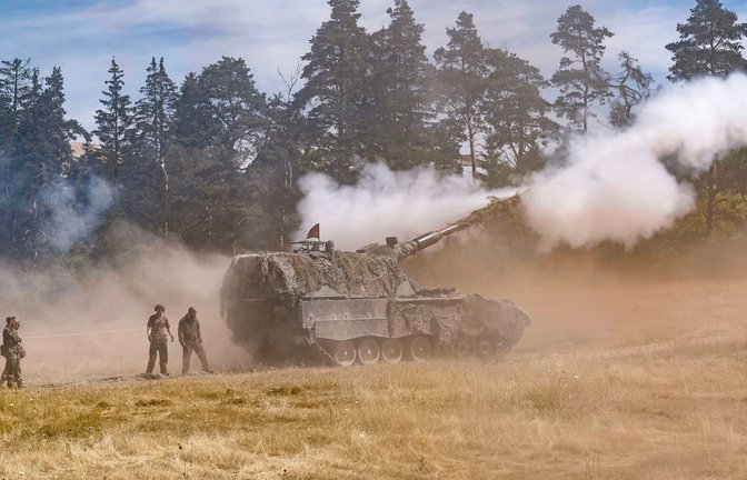 Panzerhaubitze 2000 bei einem Manöver: Mit dieser Waffe könnte die Ukraine auch Ziele in Russland treffen.<span class='image-autor'>Foto: dpa/Daniel Löb</span>
