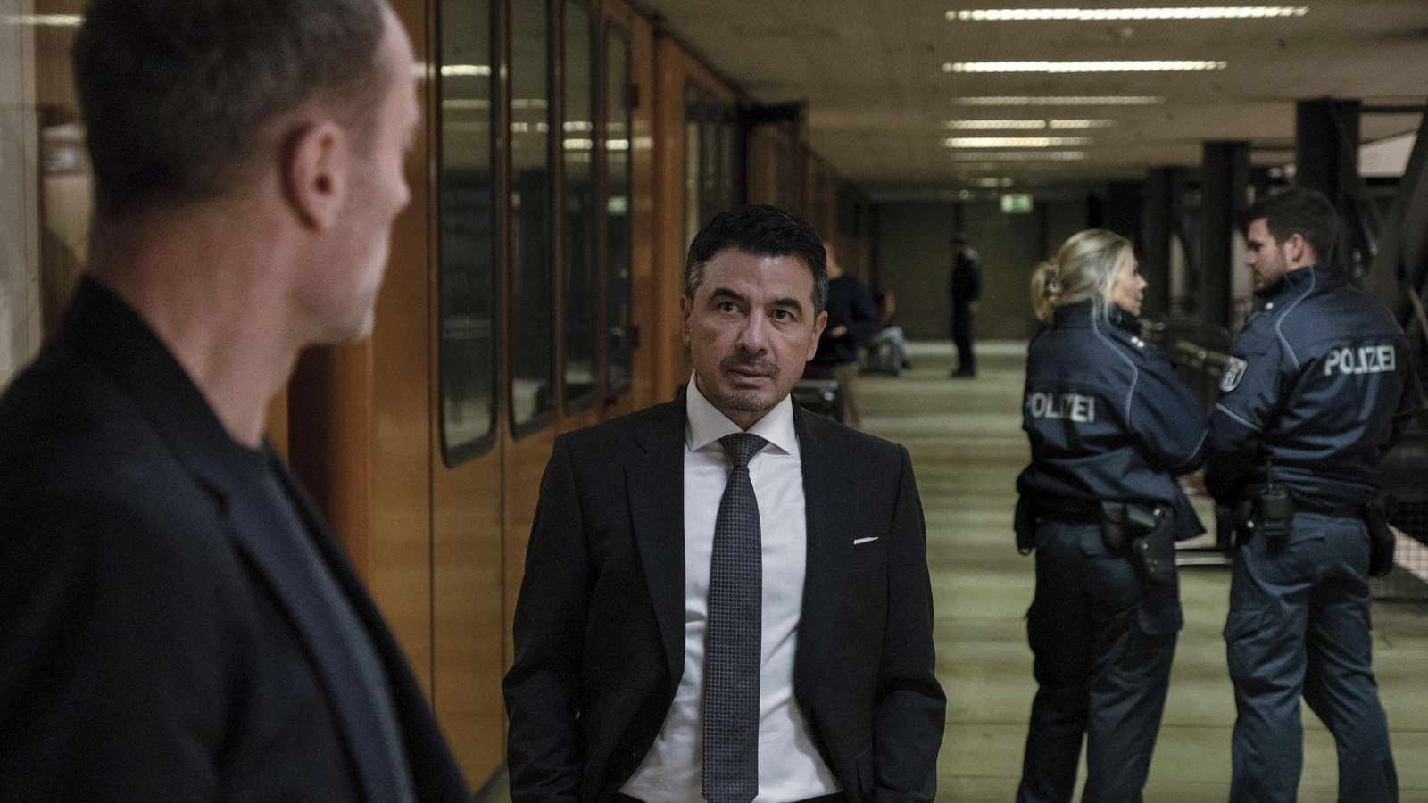 Karow muss also alleine klar kommen. Irgendwann taucht Susanne Bonards Ehemann Kaya Kaymaz (Ercan Karacayli, re.)  im Kommissariat auf, da er seine Frau telefonisch nicht erreicht, doch Robert Karow (Mark Waschke, li.) kann und will ihm nichts sagen.Foto: rbb/Conny Klein