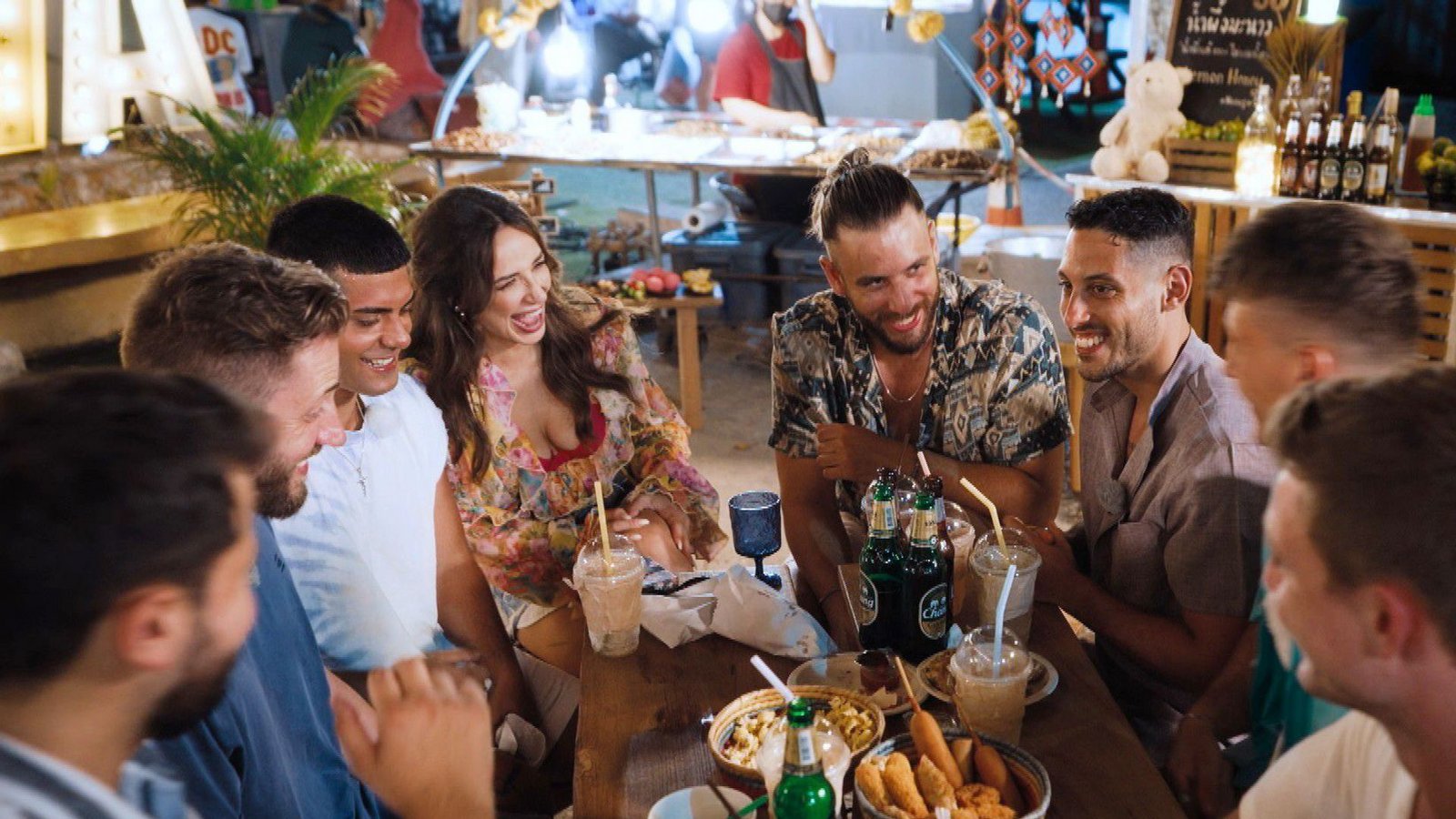 Jenny fühlt sich wohl in der Männerrunde auf dem thailändischen Nachtmarkt.Foto: RTL