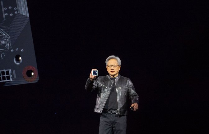 Jensen Huang, Chef des Chipkonzerns Nvidia, zeigt auf der hauseigenen Entwicklerkonferenz GTC den neuen KI-Chip Blackwell. Der Chipkonzern will die führende Rolle bei Technik für Anwendungen mit Künstlicher Intelligenz ausbauen.<span class='image-autor'>Foto: Andrej Sokolow/dpa</span>