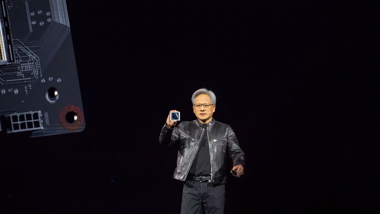 Jensen Huang, Chef des Chipkonzerns Nvidia, zeigt auf der hauseigenen Entwicklerkonferenz GTC den neuen KI-Chip Blackwell. Der Chipkonzern will die führende Rolle bei Technik für Anwendungen mit Künstlicher Intelligenz ausbauen.Foto: Andrej Sokolow/dpa