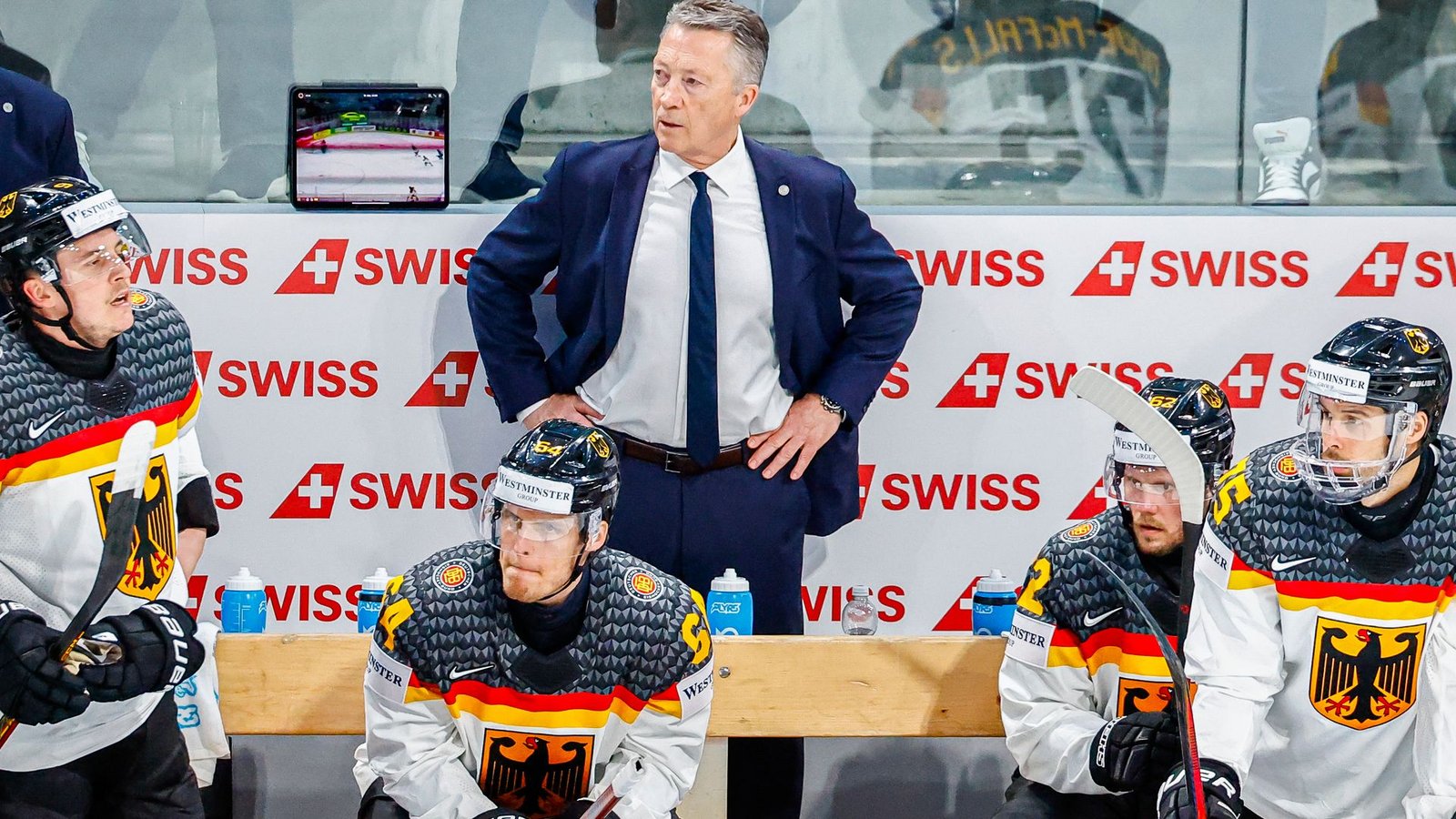 Zuletzt immer öfter ratlos an der Bande: Eishockey-Bundestrainer Harold Kreis (Archivbild)Foto: Michael Buholzer/KEYSTONE/dpa
