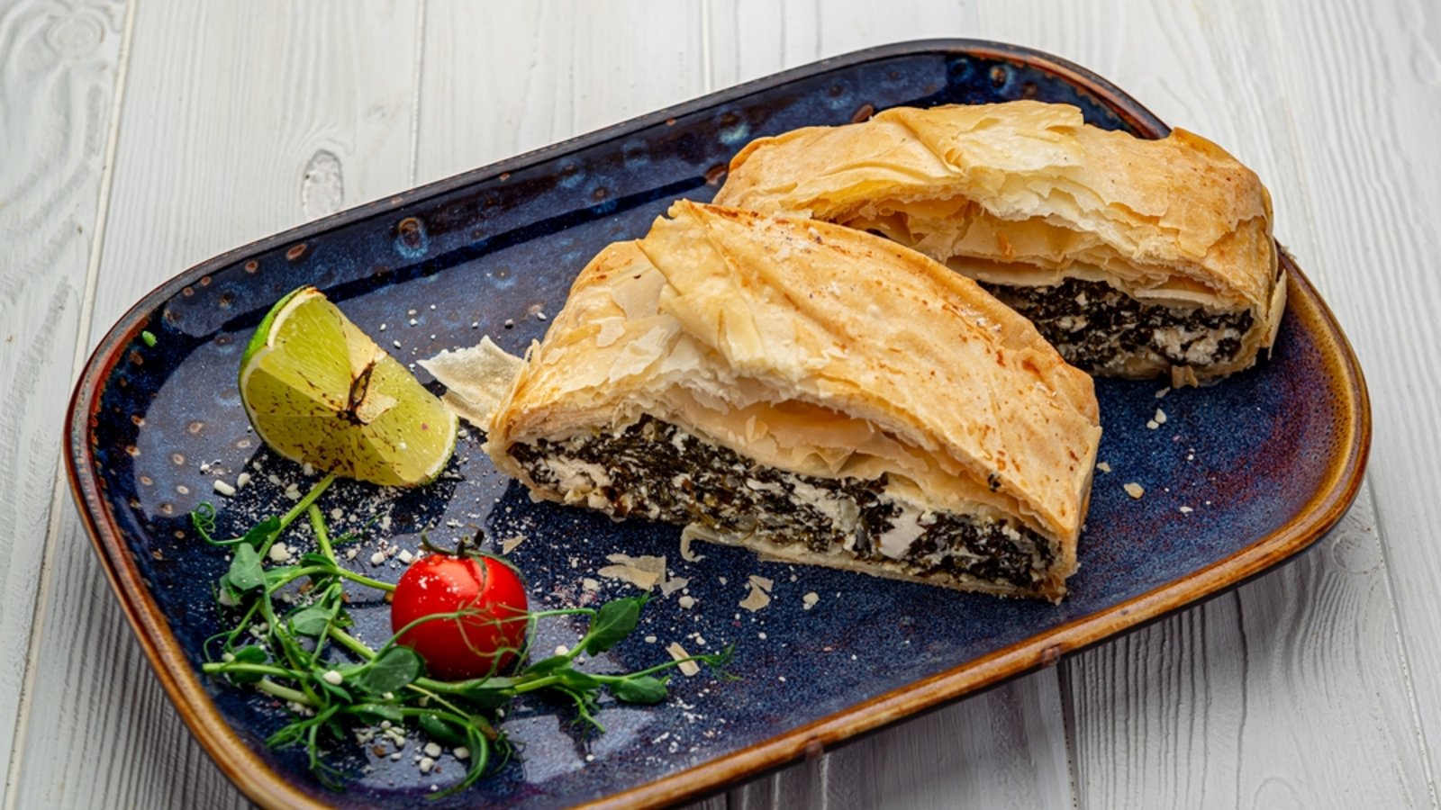 Rainer Klutsch präsentiert hausgemachten Spinatstrudel. (Symbolbild)Foto: WhiteYura/ Shutterstock Rainer Klutsch präsentiert hausgemachten Spinatstrudel. (Symbolbild)Foto: WhiteYura/ Shutterstock