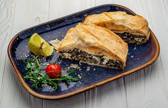 Rainer Klutsch präsentiert hausgemachten Spinatstrudel. (Symbolbild)<span class='image-autor'>Foto: WhiteYura/ Shutterstock</span>
