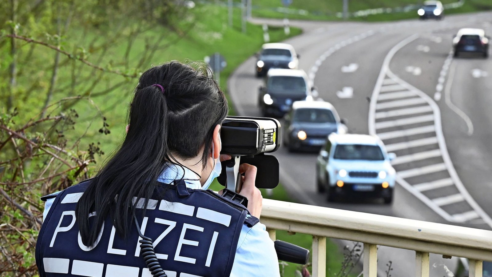 Schnellfahrer im Visier: Die Polizei verbringt nun Extrastunden bei der Verkehrsüberwachung.Foto: dpa/Bernd Weissbrod Schnellfahrer im Visier: Die Polizei verbringt nun Extrastunden bei der Verkehrsüberwachung.Foto: dpa/Bernd Weissbrod