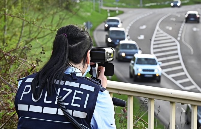 Schnellfahrer im Visier: Die Polizei verbringt nun Extrastunden bei der Verkehrsüberwachung.<span class='image-autor'>Foto: dpa/Bernd Weissbrod</span>