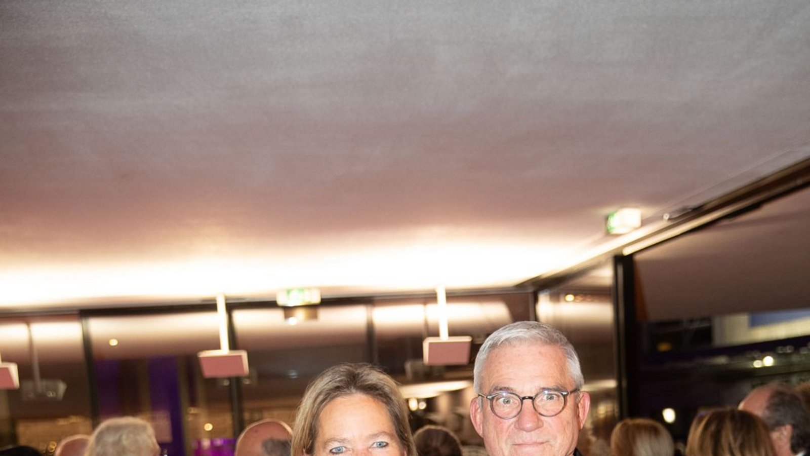 Das dunkelblaue Kleid Christine Strobl schimmerte metallisch. Der Innenminister Thomas Strobl vertrat den kranken Ministerpräsidenten Kretschmann beim ersten Tanz.Foto: Lichtgut/Leif Piechowski Das dunkelblaue Kleid Christine Strobl schimmerte metallisch. Der Innenminister Thomas Strobl vertrat den kranken Ministerpräsidenten Kretschmann beim ersten Tanz.Foto: Lichtgut/Leif Piechowski