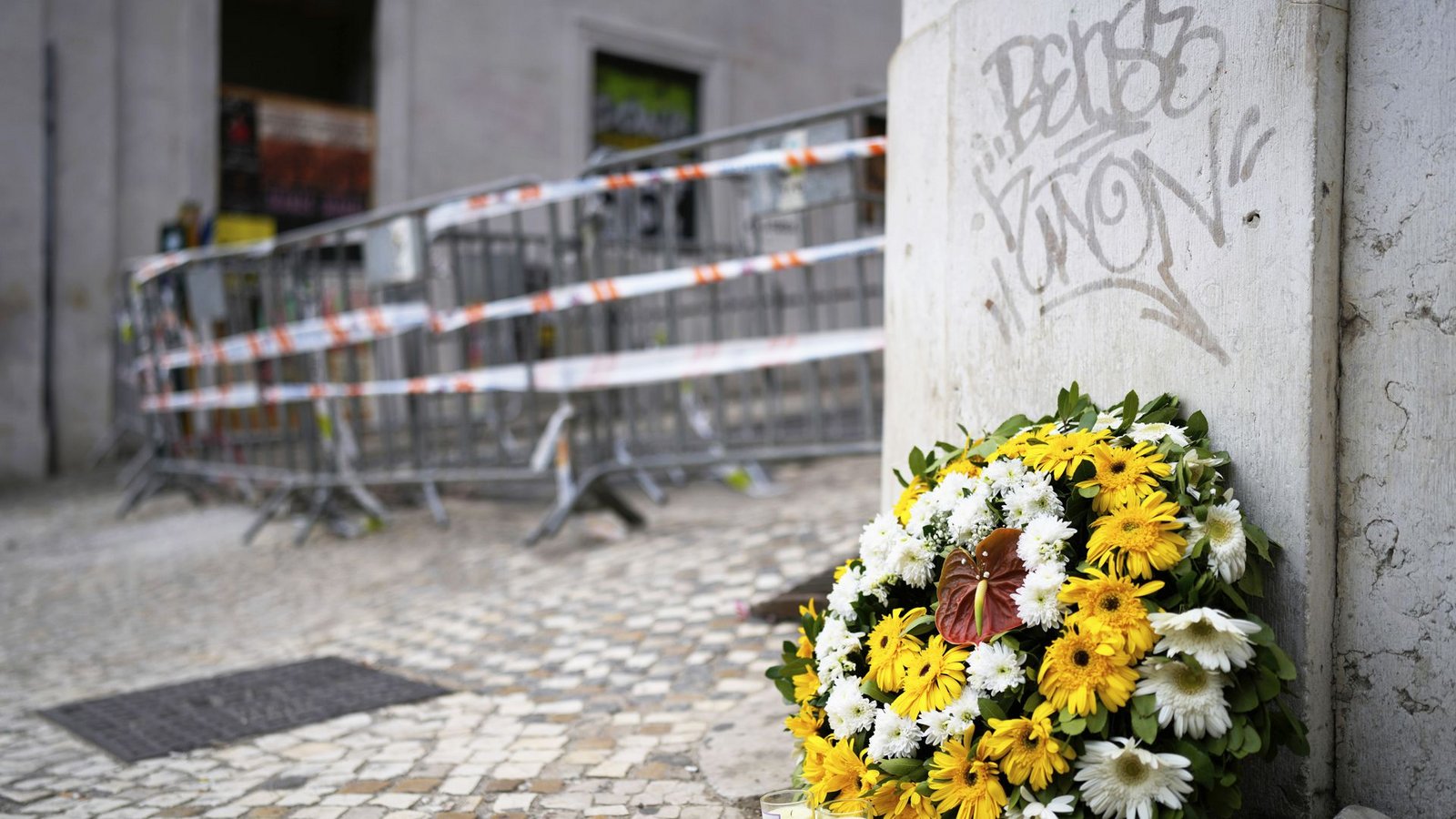 Ein Blumenkranz steht am Unfallort einer entgleisten und verunglückten Standseilbahn.Foto: Armando Franca/AP/dpa Ein Blumenkranz steht am Unfallort einer entgleisten und verunglückten Standseilbahn.Foto: Armando Franca/AP/dpa