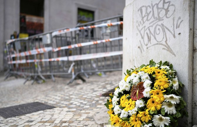 Ein Blumenkranz steht am Unfallort einer entgleisten und verunglückten Standseilbahn.<span class='image-autor'>Foto: Armando Franca/AP/dpa</span>