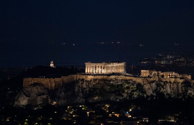 Der antike Akropolis-Hügel wird über der Stadt Athen beleuchtet.<span class='image-autor'>Foto: Petros Giannakouris/AP/dpa</span>