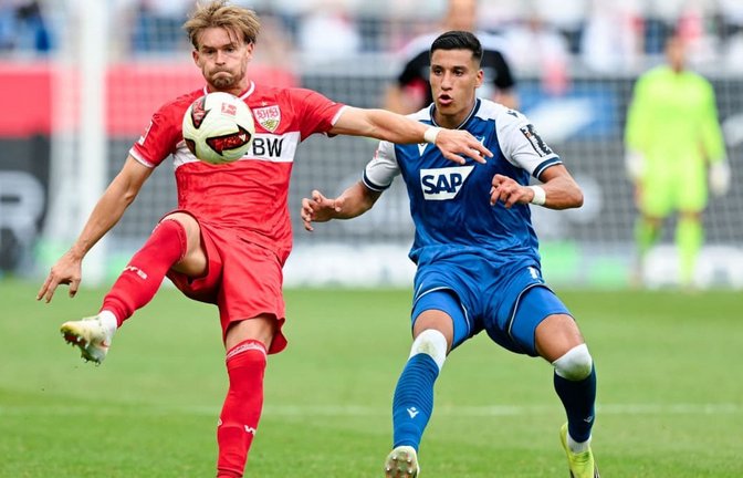 Stark gefordert: der VfB-Spieler Maximilian Mittelstädt behauptet sich gegen den Hoffenheimer Adam Daghim.<span class='image-autor'>Uwe Anspach/dpa</span>