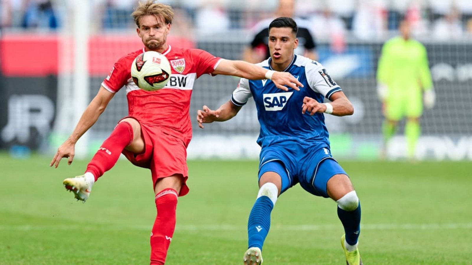 Stark gefordert: der VfB-Spieler Maximilian Mittelstädt behauptet sich gegen den Hoffenheimer Adam Daghim.Uwe Anspach/dpa