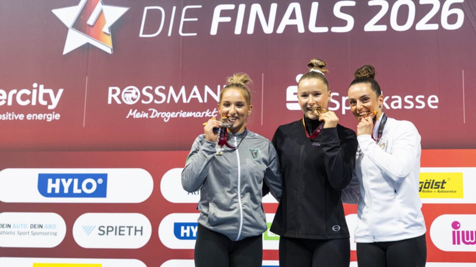 Karina Schönmaier (l-r), Silja Stöhr und Pauline Schäfer-Betz dürfen sich auf die EM 2026 in Kroaten freuen.picture alliance/dpa