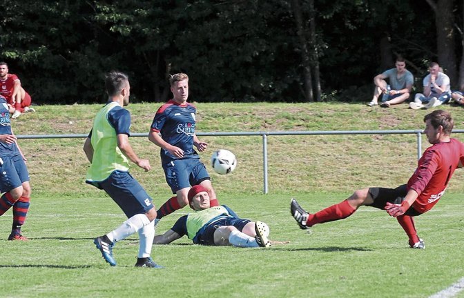 Hier verhindert Torwart Steffen Kramer zwar einen Treffer für die 08 Mühlacker (mit Leibchen), doch am Ende hatte die SGM Roßwag/Mühlhausen  Fotos: Küppers