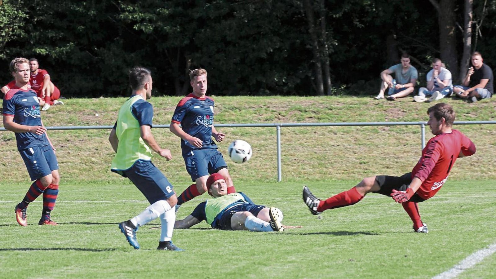 Hier verhindert Torwart Steffen Kramer zwar einen Treffer für die 08 Mühlacker (mit Leibchen), doch am Ende hatte die SGM Roßwag/Mühlhausen Fotos: Küppers Hier verhindert Torwart Steffen Kramer zwar einen Treffer für die 08 Mühlacker (mit Leibchen), doch am Ende hatte die SGM Roßwag/Mühlhausen Fotos: Küppers