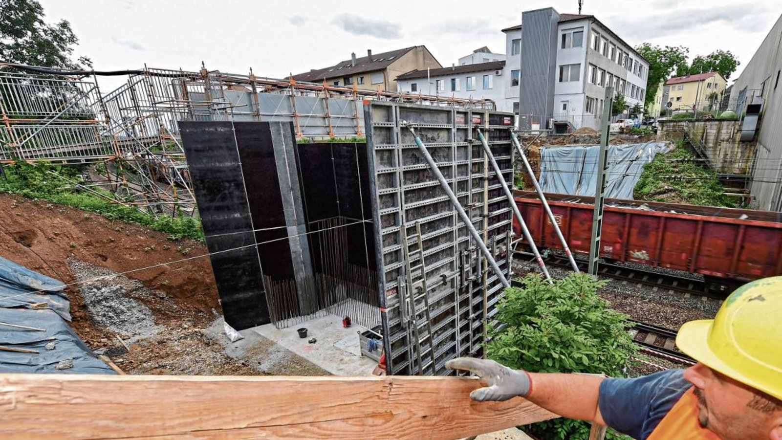 An der Eisenbahnbrücke zur Steingrube wird weiterhin gearbeitet. Wann der neue Übergang fertig sein wird, ist noch nicht ganz klar. Foto: Kalb An der Eisenbahnbrücke zur Steingrube wird weiterhin gearbeitet. Wann der neue Übergang fertig sein wird, ist noch nicht ganz klar. Foto: Kalb