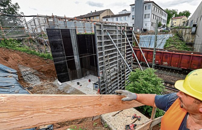 An der Eisenbahnbrücke zur Steingrube wird weiterhin gearbeitet. Wann der neue Übergang fertig sein wird, ist noch nicht ganz klar.  Foto: Kalb