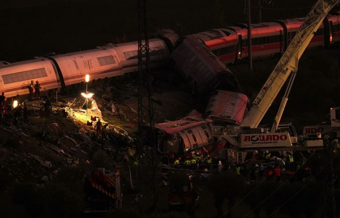 Auch in der Nacht gingen die Rettungsarbeiten weiter.<span class='image-autor'>Manu Fernandez/AP/dpa</span>