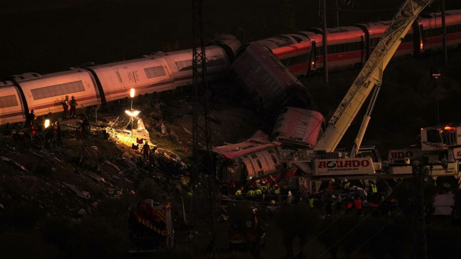 Auch in der Nacht gingen die Rettungsarbeiten weiter.Manu Fernandez/AP/dpa Auch in der Nacht gingen die Rettungsarbeiten weiter.Manu Fernandez/AP/dpa