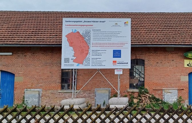 Mit einem großen Schild am Backsteingebäude in den Vaihinger Köpfwiesen wird seit ein paar Tagen auf das Sanierungsgebiet „Enzaue/Häcker-Areal“ hingewiesen. <span class='image-autor'>Foto: Rücker</span>