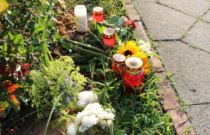 Blumen und Kerzen liegen nahe einem Gebäude einer Jugendeinrichtung in Stade. In der Einrichtung waren mehrere Menschen durch Schüsse gestorben.<span class='image-autor'>Kai Moorschlatt/dpa</span>