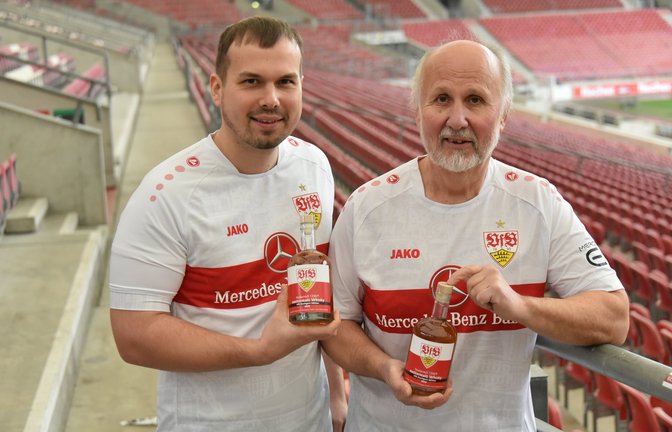 Tobias (links) und Wolfgang Fessler haben einen besonderen Tropfen für den VfB und seine Fans destilliert.  <span class='image-autor'>Foto: p</span>