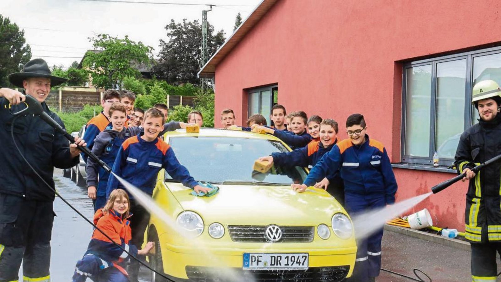 Einseifen und Abledern : Rund 20 Mitglieder der Jugendfeuerwehr Illingen bringen in ihrer Autowaschaktion jeden Pkw auf Hochglanz. Leerlauf gibt es fast nicht.  Foto: Hansen