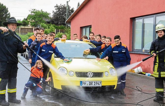 Einseifen und Abledern : Rund 20 Mitglieder der Jugendfeuerwehr Illingen bringen in ihrer Autowaschaktion jeden Pkw auf Hochglanz. Leerlauf gibt es fast nicht.  Foto: Hansen